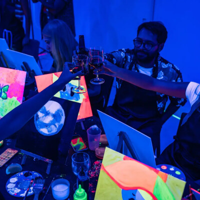 Pourquoi ne pas peindre dans le noir entre amis ? cover