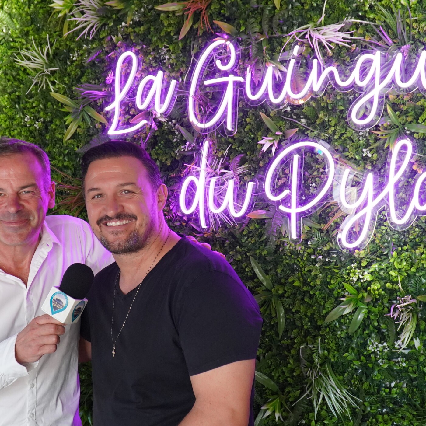 Stéphane Carella vient d'ouvrir un restaurant avec une décoration stylée et un rooftop face à la dune. Il nous le présente episode artwork