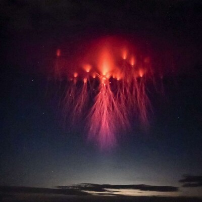 Les farfadets : entre mythe et réalité, ces éclairs rouges qui dansent dans le ciel ! cover