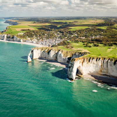 Étretat : quand la Normandie devient un plateau de tournage ! cover