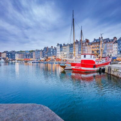 Embarquement immédiat depuis Honfleur : l'histoire prend le large ! cover
