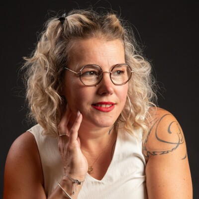 Carole, 45 ans , technicienne de surface qui a décidé de "jouer avec les pieds des gens" cover