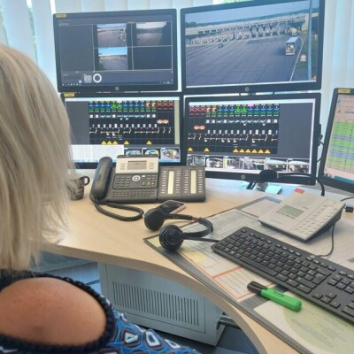 Qui est la petite voix qui vous répond au péage ? cover