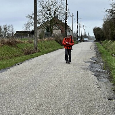 Pleins feux sur un marcheur au grand cœur cover