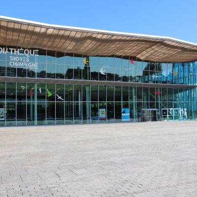 # DYNAMYK - DIRECTRICE DE LA MEDIATHEQUE DE TROYES cover