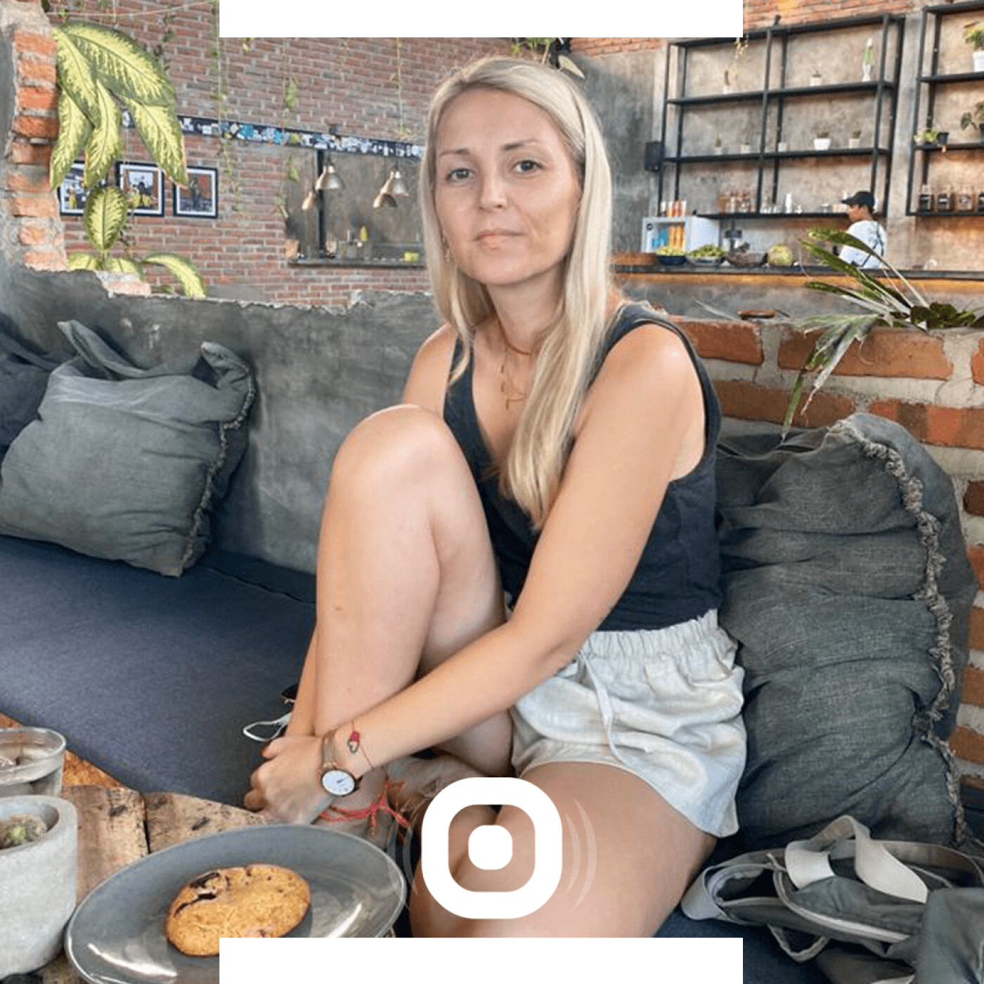 1466 - Julie construit son hôtel en bambou au paradis en Indonésie - Avril 2022 - StereoChic Radio Expat