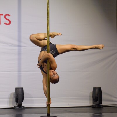A la rencontre de Sarah Philipeaux, championne de France de pole dance et coach dans l'Aude ! cover