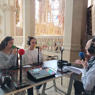 Clara et Emma interviewent Pierre Durand sur leur église de la Madeleine cover