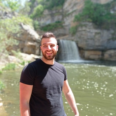 Quentin a monté son agence de voyage au Kosovo - 05 05 2021 - StereoChic Radio cover