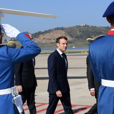 Macron au Maroc pour le business et les intérêts, il laisse l’Histoire ou la Mémoire pour… Tebboune cover