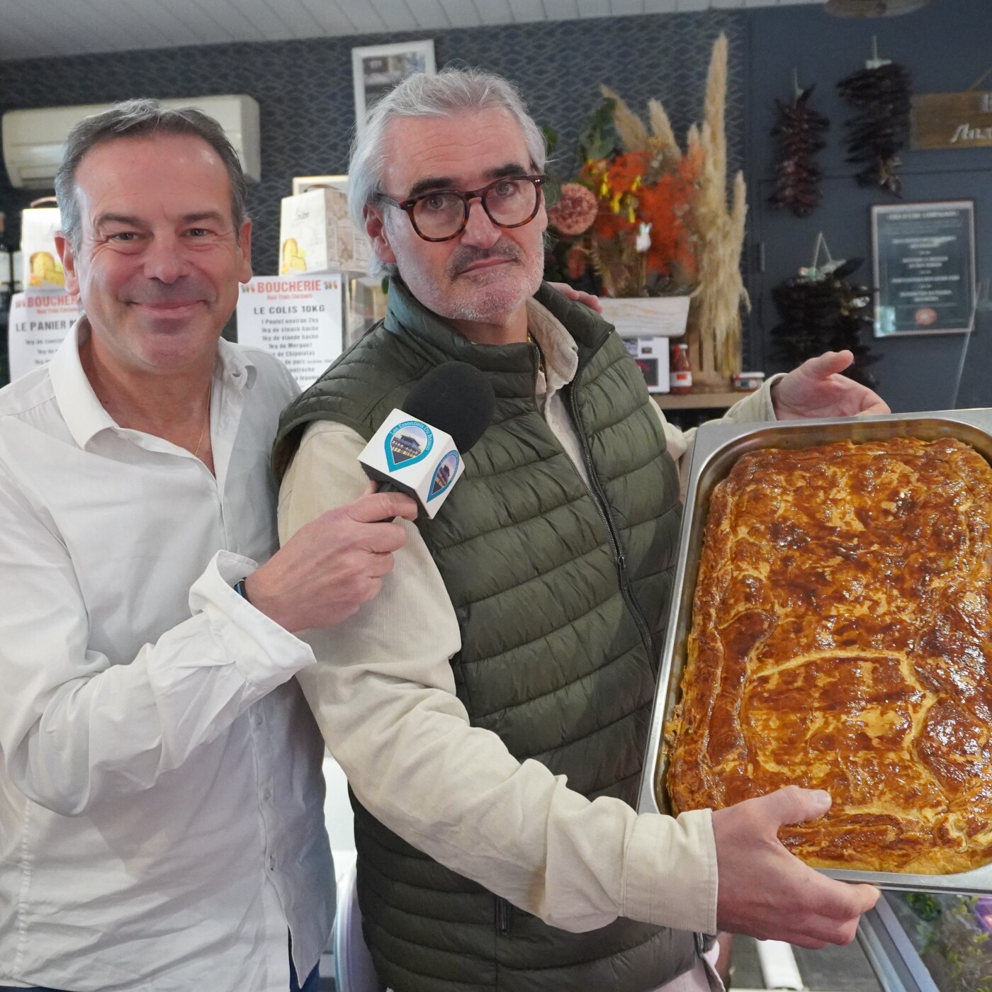 A la boucherie Aux 3 Cochons à Gujan-Mestras, Manu nous présente les plats cuisinés qu'il propose cette semaine et qui change chaque jour episode artwork