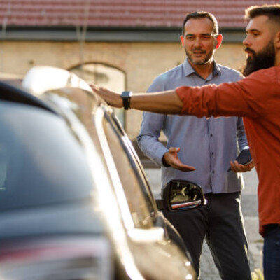 Voiture d'occasion : mieux vaut lever le capot avant de sortir le chéquier ! cover