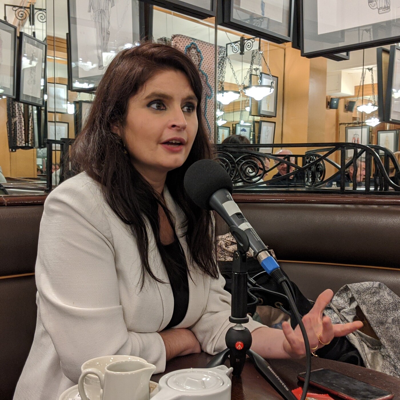 S01E54 La place des animaux dans les élections 1/4, Hélène Thouy (candidate du Parti Animaliste)