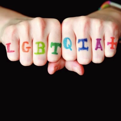 Entre fête et solidarité dans la communauté queer | Univox cover