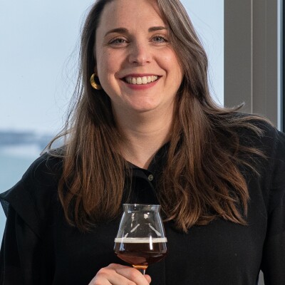 Elle ne vend pas de bière. Elle apprend aux autres à mieux la vendre ! cover