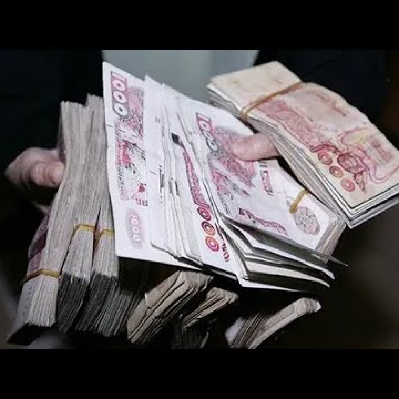 Fin du cash dans les comptes bancaires des commerçants : les dangers sérieux d'une folie en Algérie episode artwork