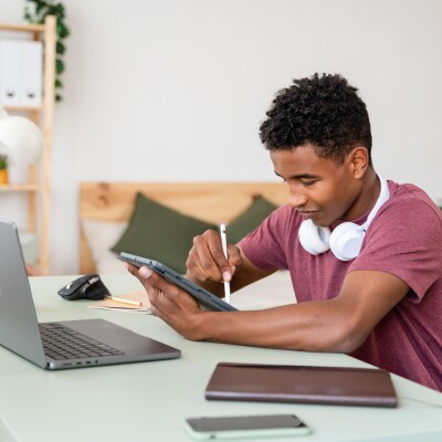 TKT, je gère  Le multi tache, une super compétence cognitive des nouvelles générations, vraiment? cover