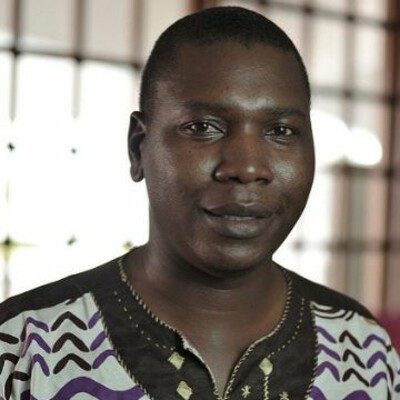 Alphonse Teyabe : Zoom sur les radios évangéliques d'Afrique francophone cover