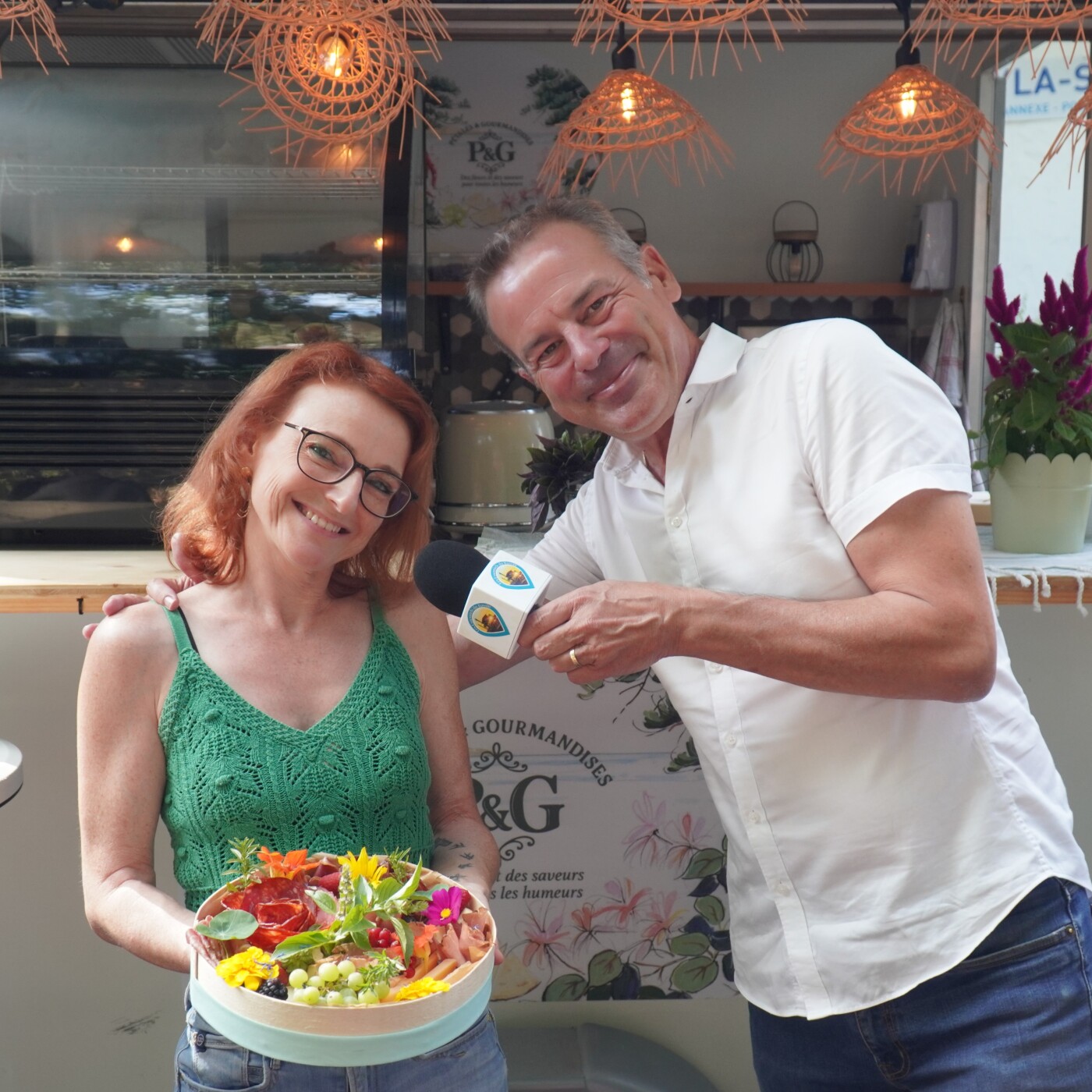 La tournée d'été des Essentiels du Bassin se poursuit avec Anne Guilbert au marché du Pyla avec son Food-Truck de Pétales & Gourmandises episode artwork
