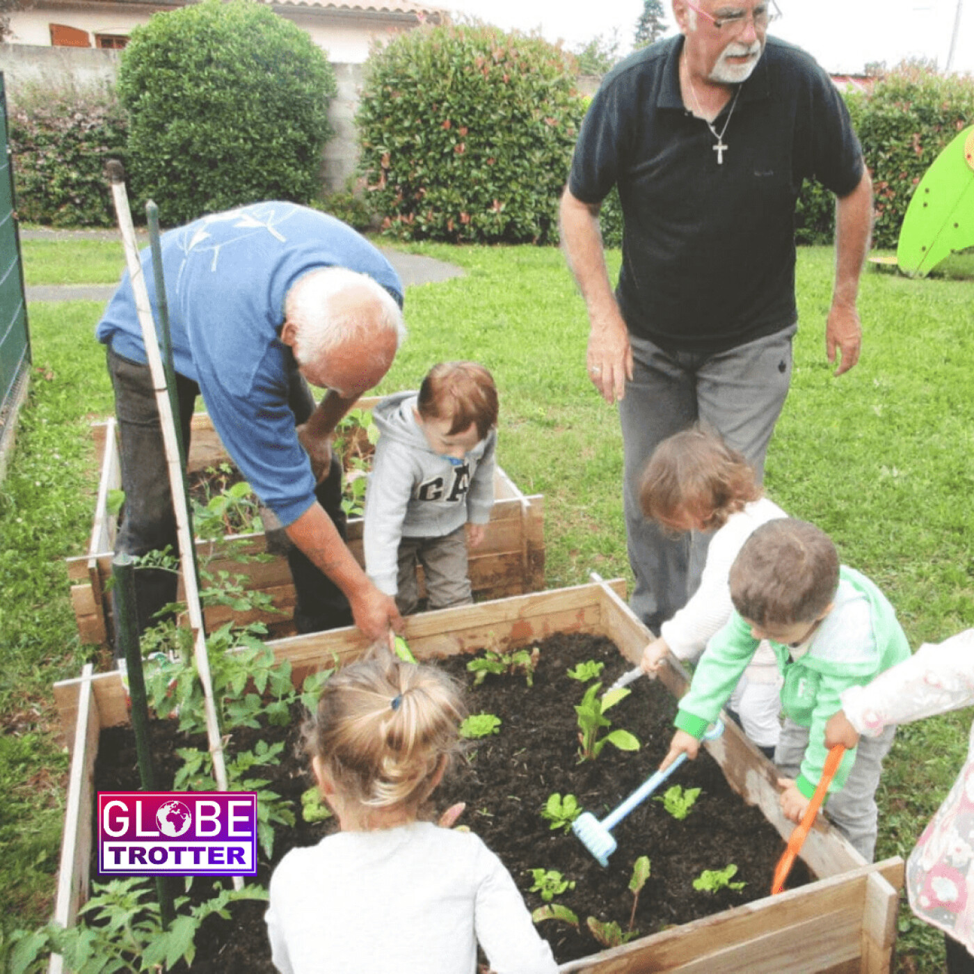 Douriya, Anais et Hanane fabriquent des composteurs avec les enfants d'Athènes - 06 04 2022 - StereoChic Radio-Expat
