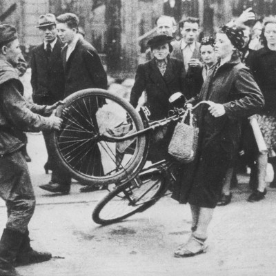 Women House Ép. 2 (FR) - Une femme à Berlin, lu par Charlotte de Castel­nau-L’Estoile cover