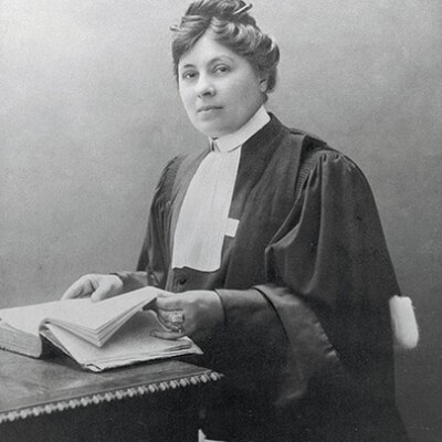 S2_EP3 - L'avocate au service des femmes : Jeanne Chauvin. cover