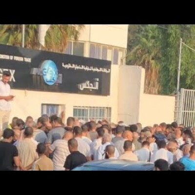 Et pendant ce temps là, les entrepreneurs font la queue à Alger pour quémander des autorisations  cover