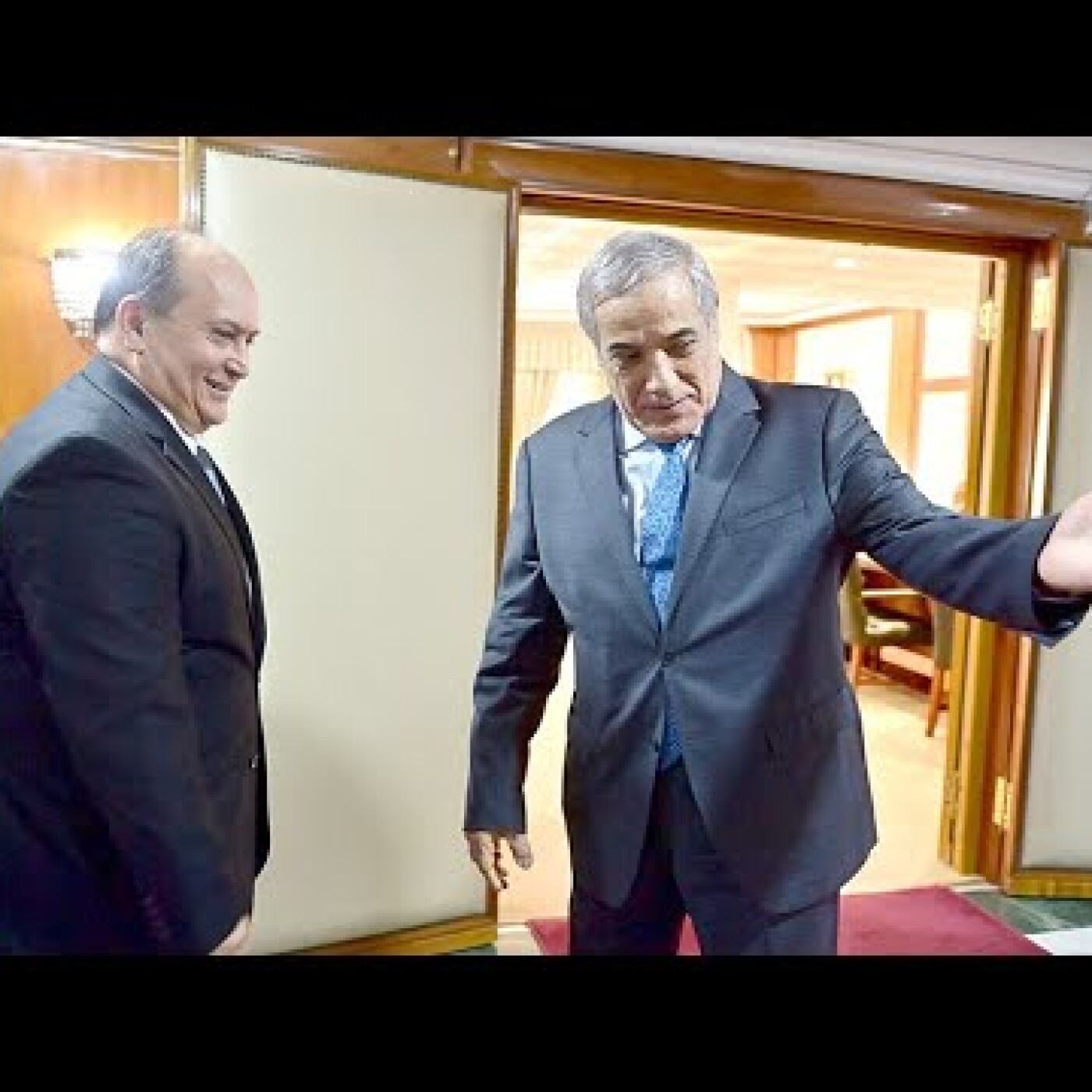 Un Premier-ministre intérimaire dans le pays où tout est provisoire : le changement à..l’Algérienne episode artwork
