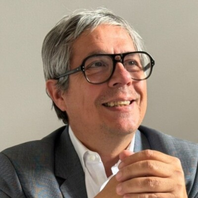 Les enjeux de l'ÉDUCATION aux MÉDIAS et à l'INFORMATION avec Serge BARBET / CLEMI cover