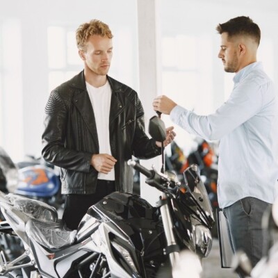 Moto d’occasion : le printemps, saison idéale pour se lancer ! cover