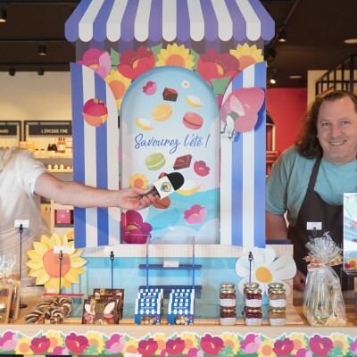 La Tournée d'été des Essentiels du Bassin fait une halte aux Chocolats De Neuville à La Tete. Aurélien Maheut vous présente sa vitrine estiv cover