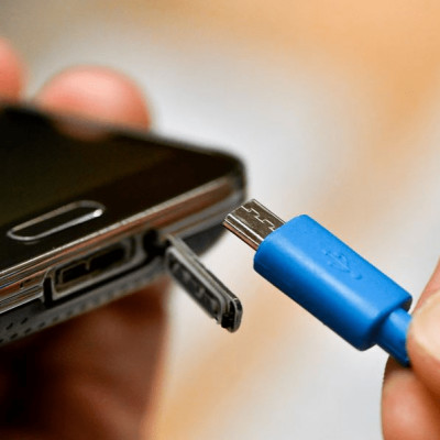 L'USB C a gagné contre les moteurs thermiques - revue de presse cover