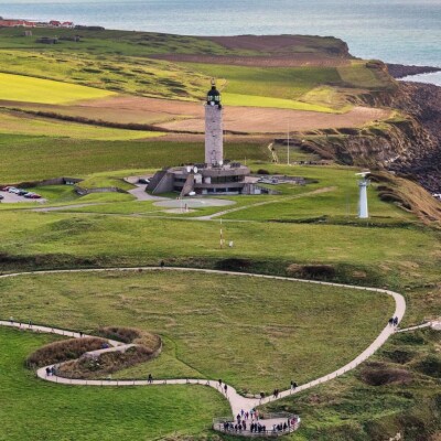 Entre ciel et mer : le phare du Cap Gris-Nez vous attend ! cover