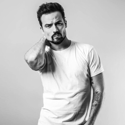 Damien Sargue est de retour sur scène et sur Sanef 107.7 ! cover