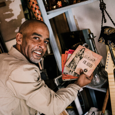 AZIZ KONKRITE : "Découvrir les vieux 45 Tours marocains a été un choc pour moi" cover