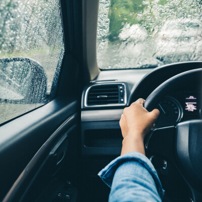 Que faut-il savoir pour conduire sous la pluie ? cover