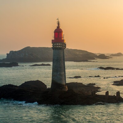 Un phare surplombe le large de l'estuaire de la Rance ! cover