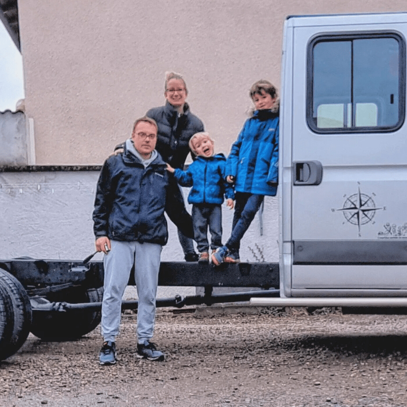 Greg, Jo, Leo et Louis se prépare a faire un tour du monde en camion - 24 03 2022 - StereoChic Radio-Expat