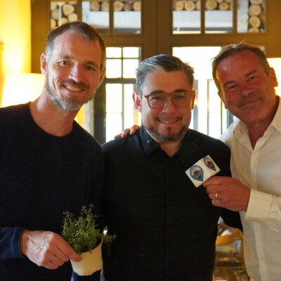 Au Skiff Club à Haaïtza, Le Chef doublement étoilé Stéphane Carrade référence les plantes de Cyril Perpina. Il nous dit pourquoi cover