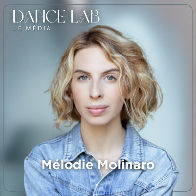 56. EXTRAIT - "L’AFDAS finance une formation où tu apprends tous les fondamentaux des VHSS” avec Mélodie Molinaro - Derrière Le Rideau cover