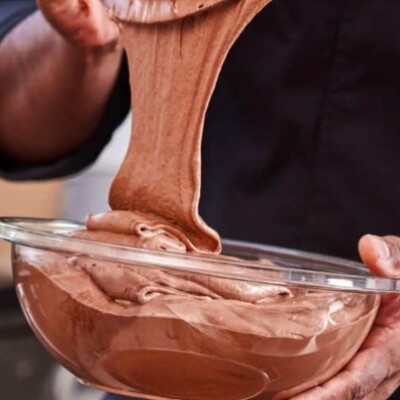 Qui peut résister à une bonne mousse au chocolat ? cover