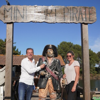 Sur le lac de la Magdeleine, Magalie Bruyère vous propose des locations de pédalos et bateaux électriques depuis son mini-port pirates cover