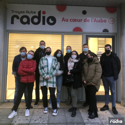 Des élèves du lycée St Joseph en visite dans les studios de Troyes Aube Radio cover