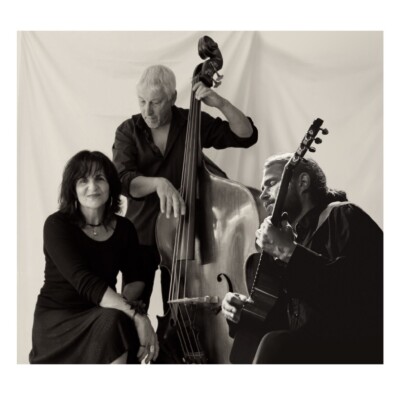 Patricia LE ROUX, chanteuse de "Voz y Bajo Trio" et de" Pat y Picos" nous présente leurs spectacles à venir cover