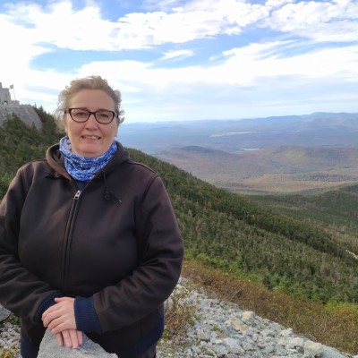 De la Cibi à Perry, écoutez le chemin de vie de Géraldine aujourd'hui installée à Adirondacks, USA - 08 10 2021 - StereoChic Radio cover