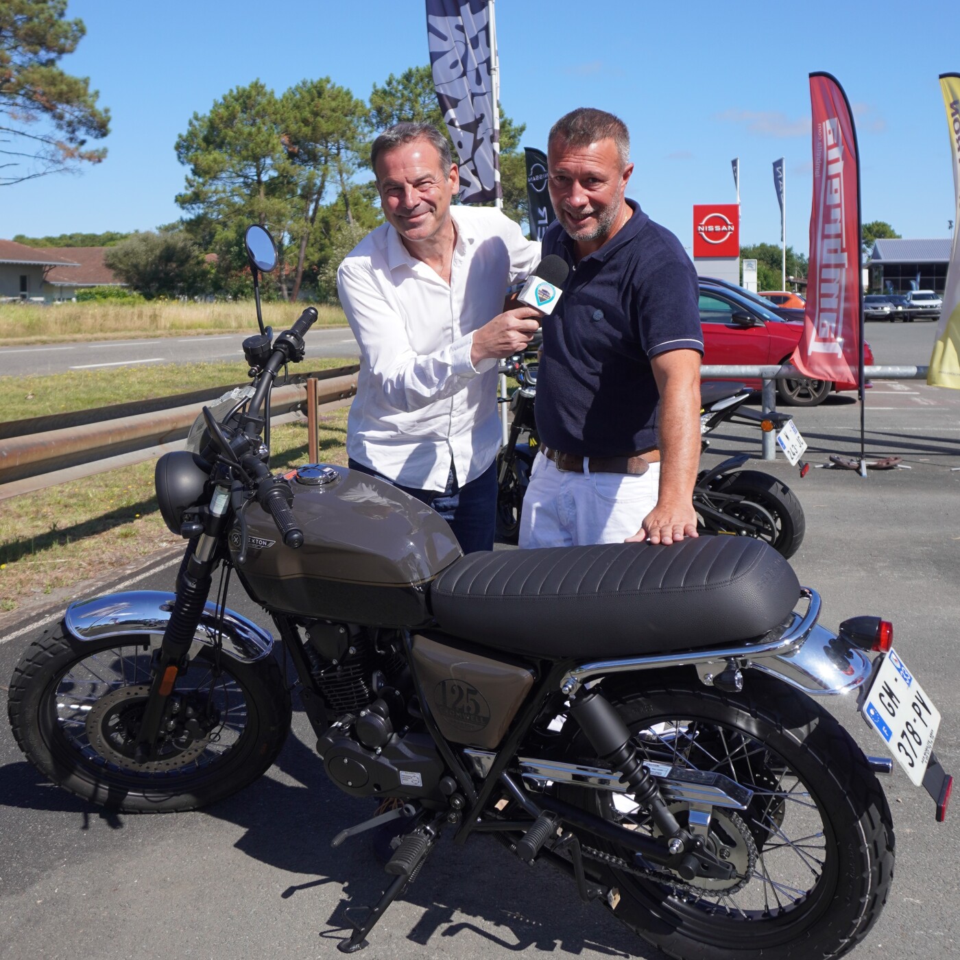 Cyril Piron nous présente les 2 modèles de moto au style très Anglais de la marque Brixton episode artwork