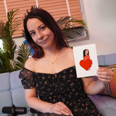 Adeline Chetail – La voix de Zelda, Ellie (The Last of Us), Vanessa Hudgens… joue le jeu des cartes dans Carré d’As cover