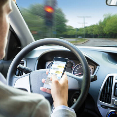 SMS, appels : la distraction au volant peut coûter cher ! cover