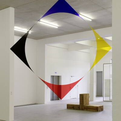 Felice Varini - Carré bleu, jaune, rouge et noir au disque blanc, 2017 cover