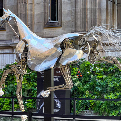 À cheval dans Paris ou DJ sur le canapé : Léa vous laisse le choix ! cover